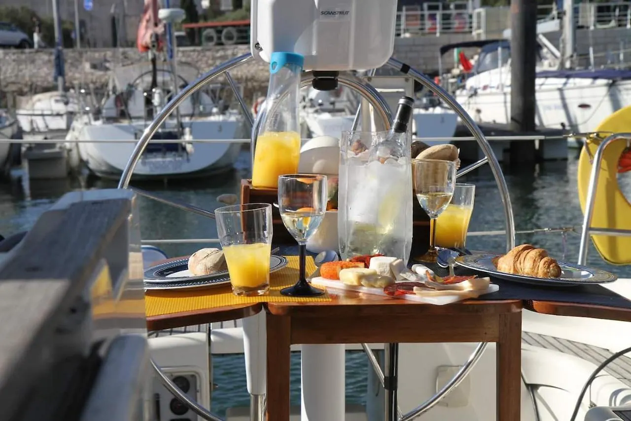 Stay In A Boat - Lisboa 0*,