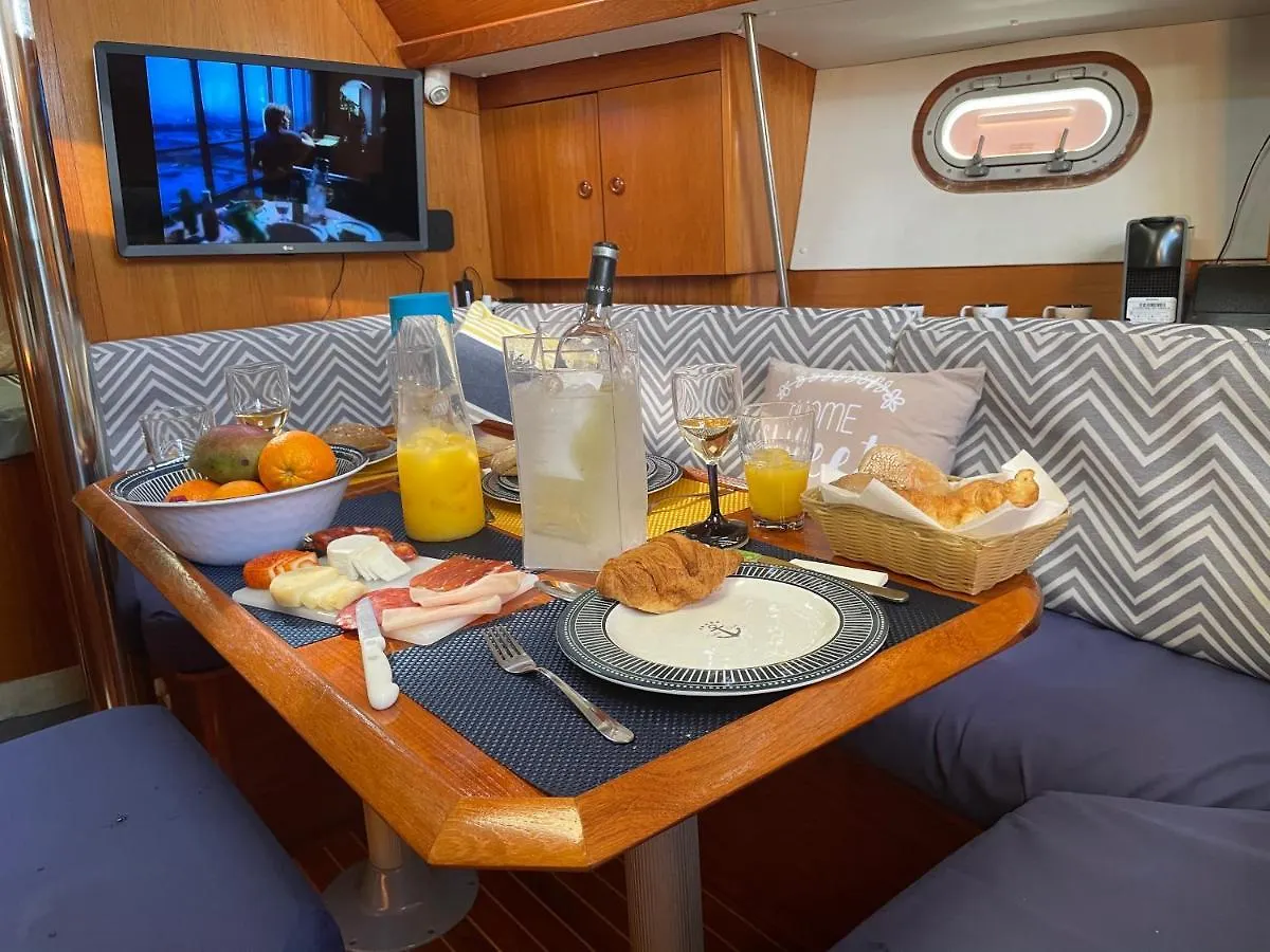 Stay In A Boat - Lisboa Båthotell